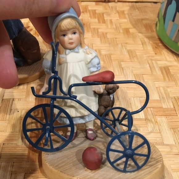 🎈🎈🎈JAN HAGARA figurine trike it metal tricycle Lisa and the jumeau doll - Picture 6 of 6